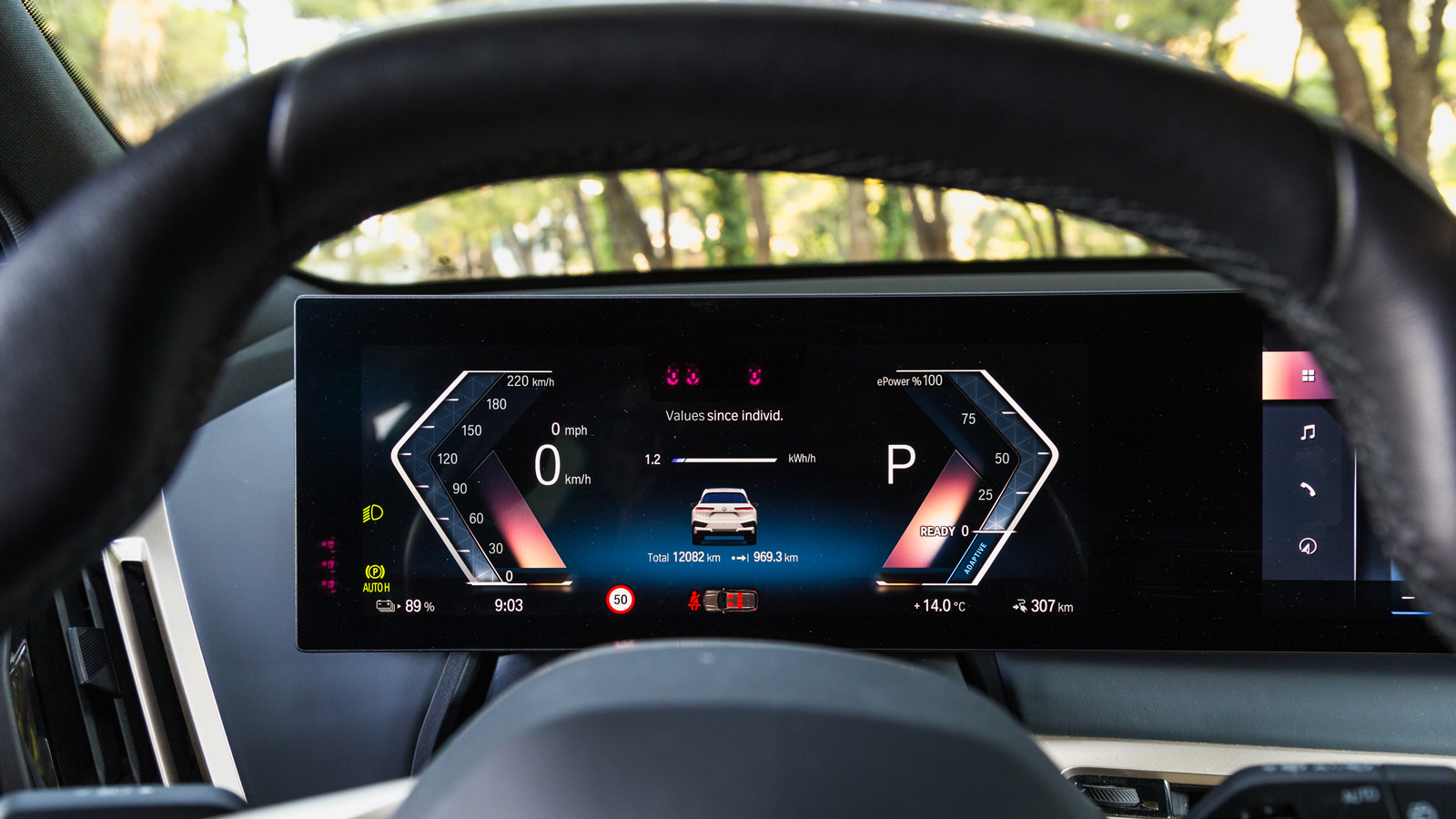 Ο ψηφιακός πίνακας οργάνων είναι 12,3 ιντσών και προσφέρει όλες τις απαραίτητες πληροφορίες, τόσο για την οδήγηση, όσο και για την κατάσταση της μπατα